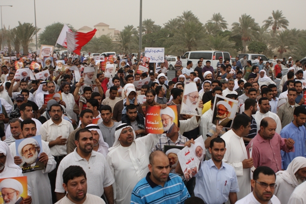 صور مسيرة الدفاع عن العلماء والصلاة المركزية خلف آية الله الشيخ عيسى قاسم