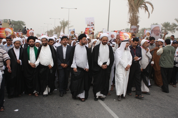 صور مسيرة الدفاع عن العلماء والصلاة المركزية خلف آية الله الشيخ عيسى قاسم