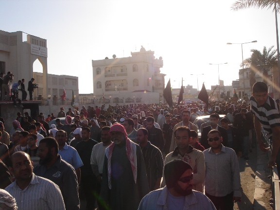 الآلاف يشاركون في مسيرة لبيك يا رسول الله